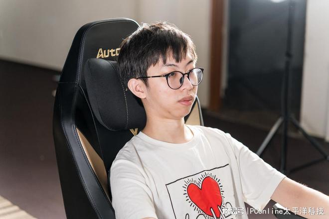 级电竞椅 — 傲风M6Pro+体验开元ky棋牌坐上真就不想起来！职业(图3)