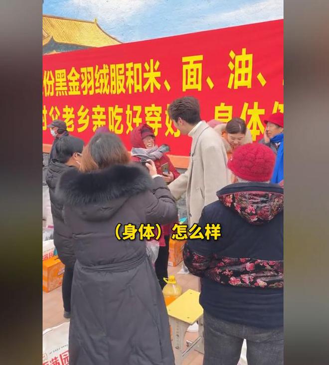 人捐赠卫生室村民却让他把钱留着自己花开元棋牌试玩董先生回老家给465位老