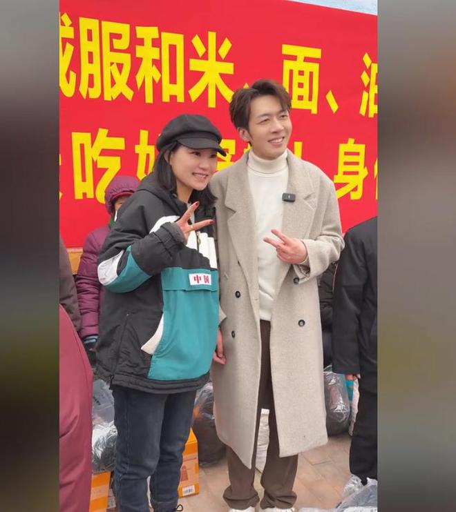 人捐赠卫生室村民却让他把钱留着自己花开元棋牌试玩董先生回老家给465位老(图3)