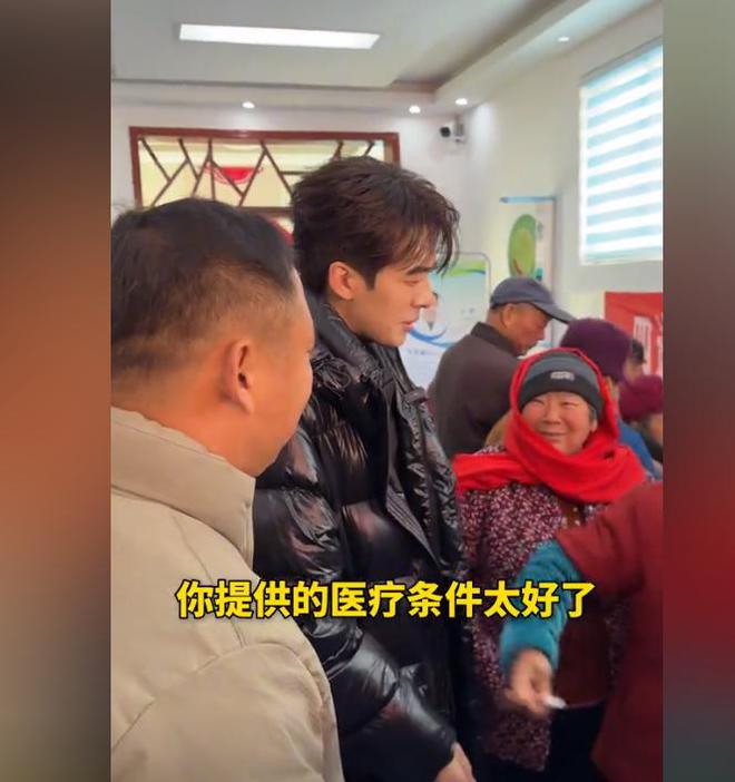 人捐赠卫生室村民却让他把钱留着自己花开元棋牌试玩董先生回老家给465位老(图2)