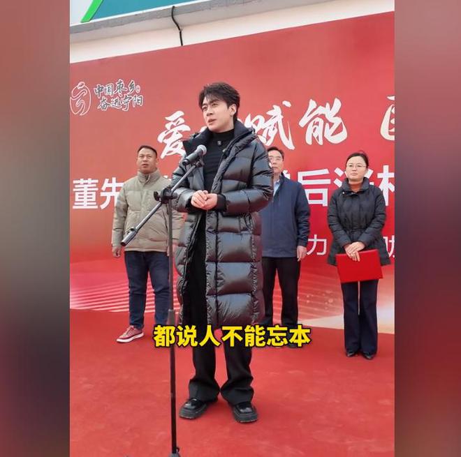 人捐赠卫生室村民却让他把钱留着自己花开元棋牌试玩董先生回老家给465位老(图6)
