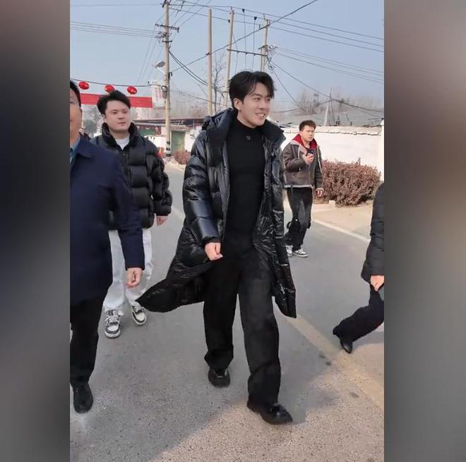 人捐赠卫生室村民却让他把钱留着自己花开元棋牌试玩董先生回老家给465位老(图8)