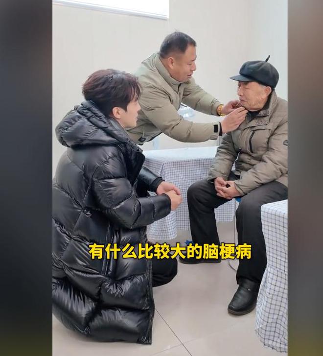 人捐赠卫生室村民却让他把钱留着自己花开元棋牌试玩董先生回老家给465位老(图9)