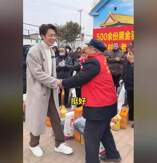 人捐赠卫生室村民却让他把钱留着自己花开元棋牌试玩董先生回老家给465位老(图16)