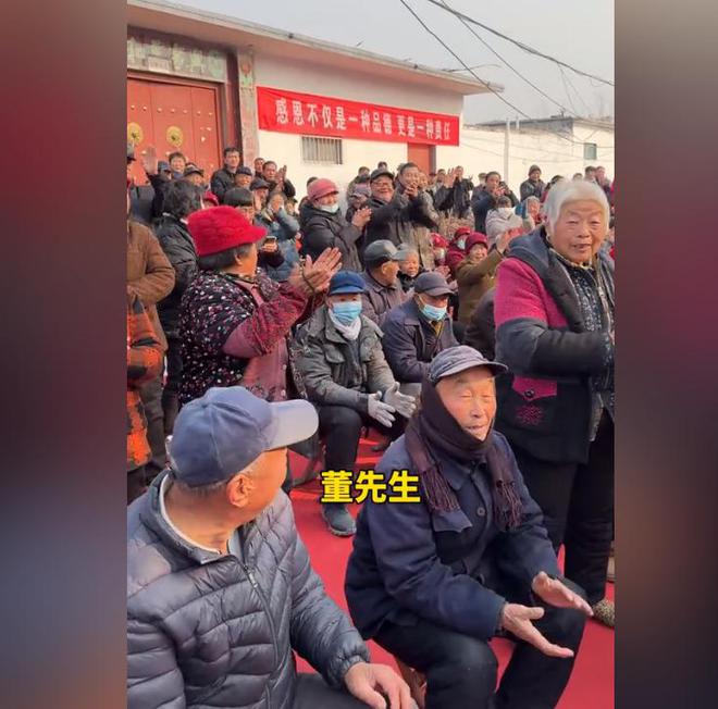 人捐赠卫生室村民却让他把钱留着自己花开元棋牌试玩董先生回老家给465位老(图19)