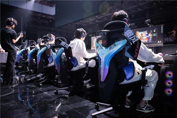 盟职业赛指定用椅 傲风G7凭啥这么火开元棋牌app明星直播同款 英雄联(图2)